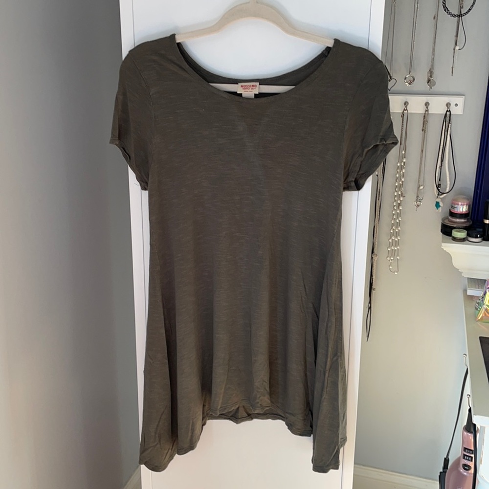 Dark green short sleeved dress. Side medium. Very simple and comfortable.